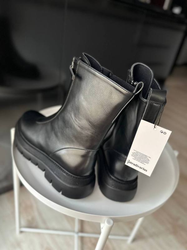 00008 - Stradivarius Flat Ankle Boots